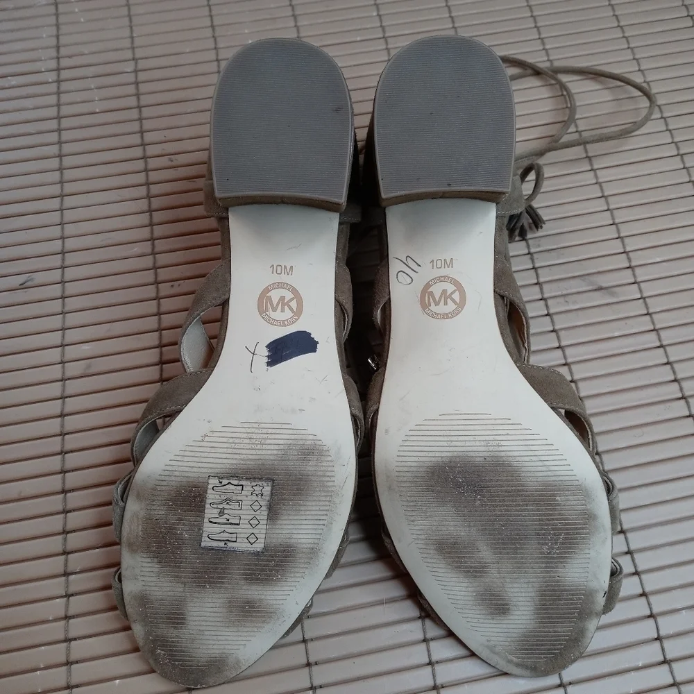 MICHAEL MICHAEL KORS MIRABEL SUEDE STRAPPY SANDALS - SIZE 10M TAN. A1pem